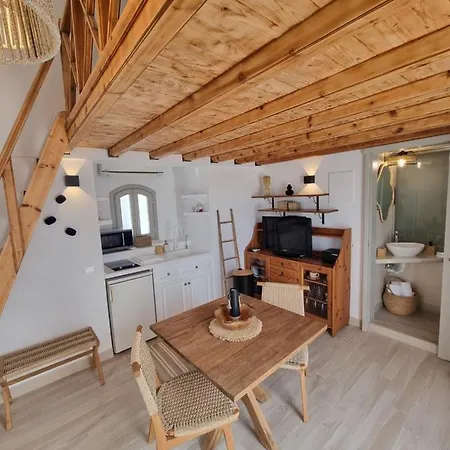 Lovely House At Village Center *