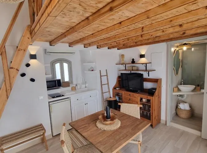 Lovely House At Village Center *