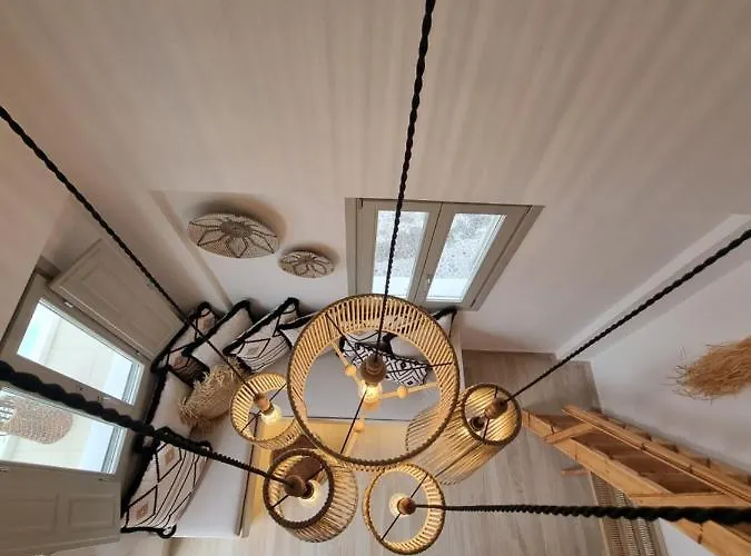 Lovely House At Village Center 이아