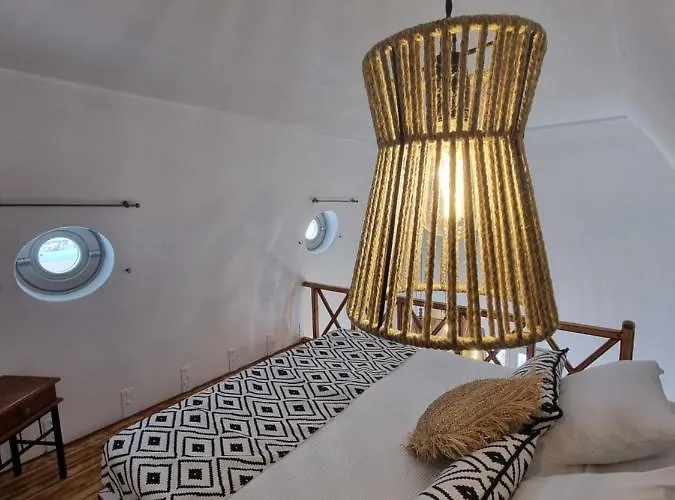 Lovely House At Village Center 이아