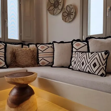 Lovely House At Village Center Oia
