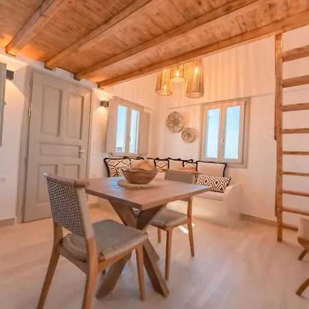 Lovely House At Village Center Oia